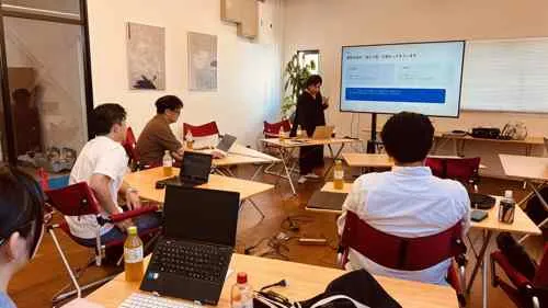 AI研修で講師と話す参加者