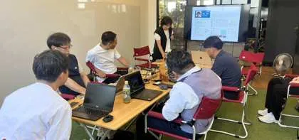 AI研修で操作を試す参加者