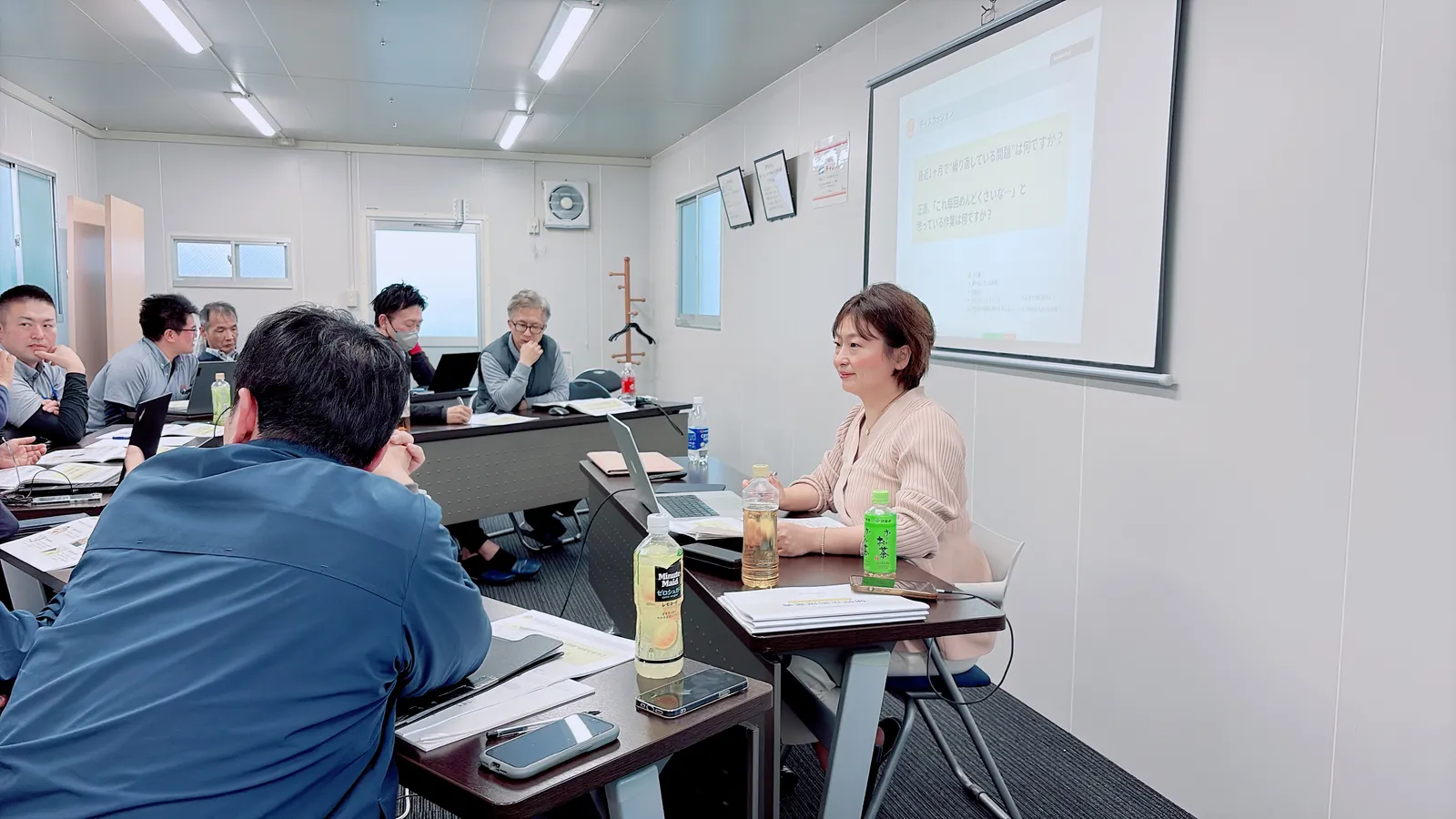 研修会場で基礎レクチャーを受ける参加者